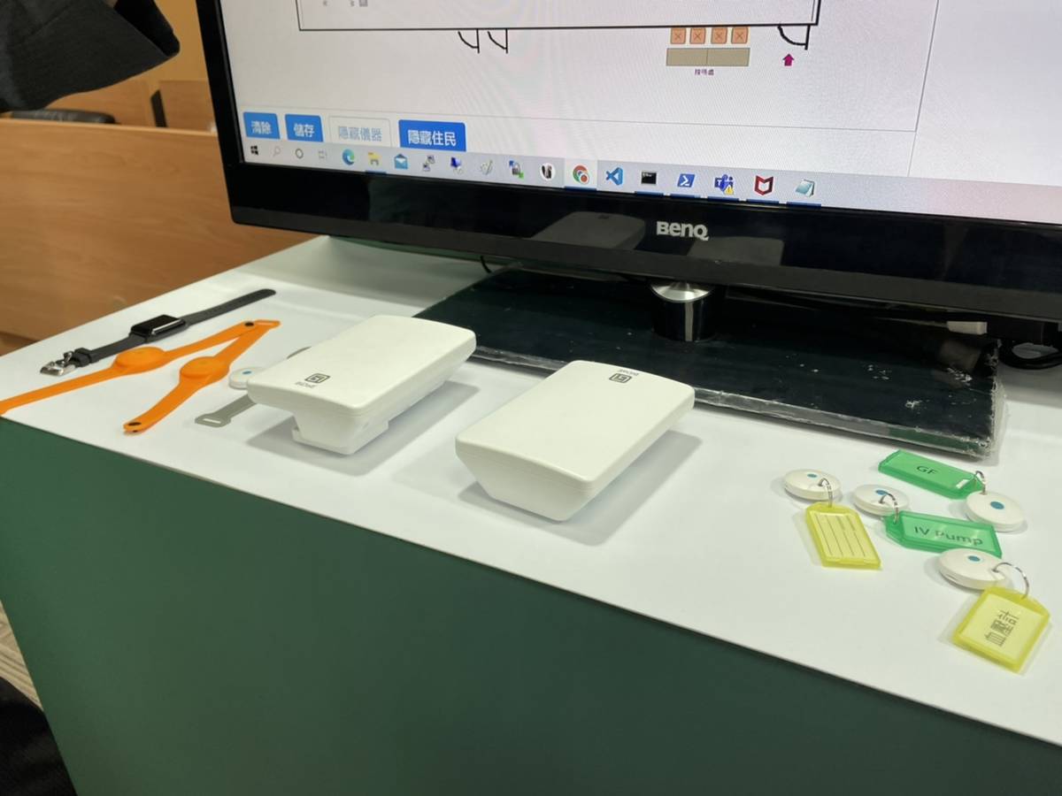 雲林科技大學資工系副教授朱宗賢團隊與中研院張韻詩講座研究員共同研發的「室內定位追蹤系統」。(圖中白色裝置為室內追蹤定位器，定位器架設於天花板，可推播座標訊息)