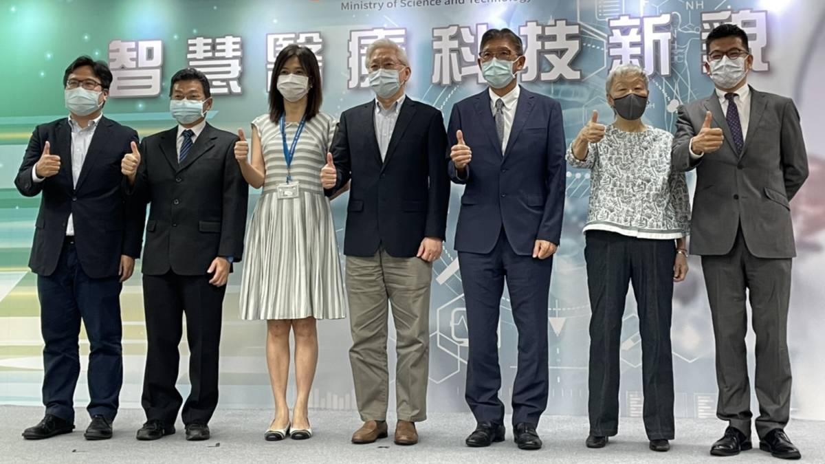 科技部今(18)天舉行記者會展出學研團隊的智慧醫療開發成果。