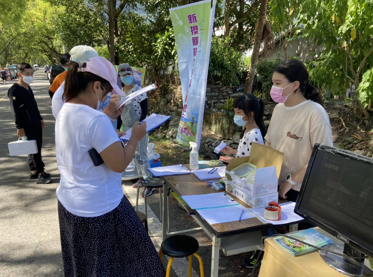 臺東縣環保局利用開學前舉辦電動機車宣導活動，吸引不少學生前往了解相關資訊。