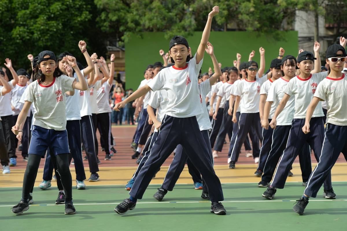 秀朗國小新生數穩定成長，學生在運動會熱情表演(資料照)