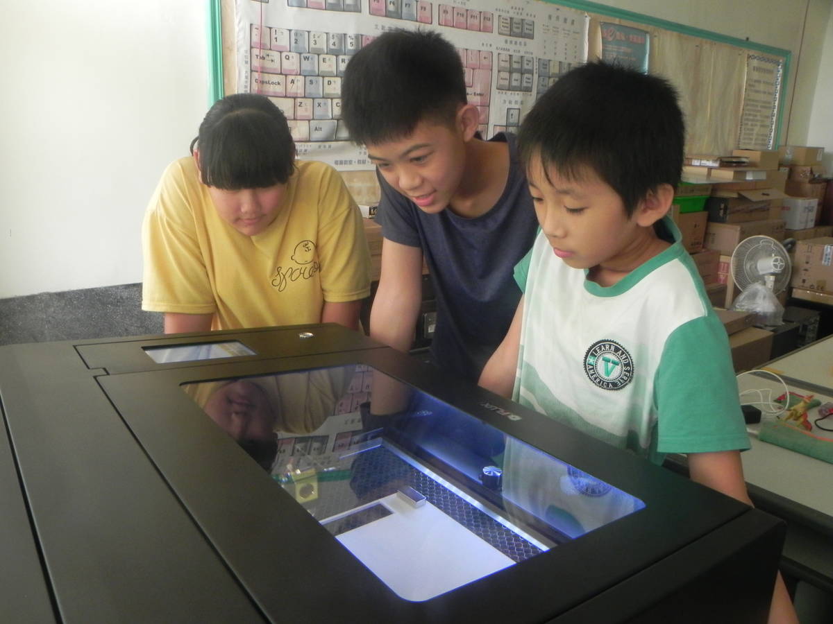 用科技與環境共好！嘉義縣國小學子榮獲科技教育創意實作競賽銅牌-6-製作過程-壓克力板