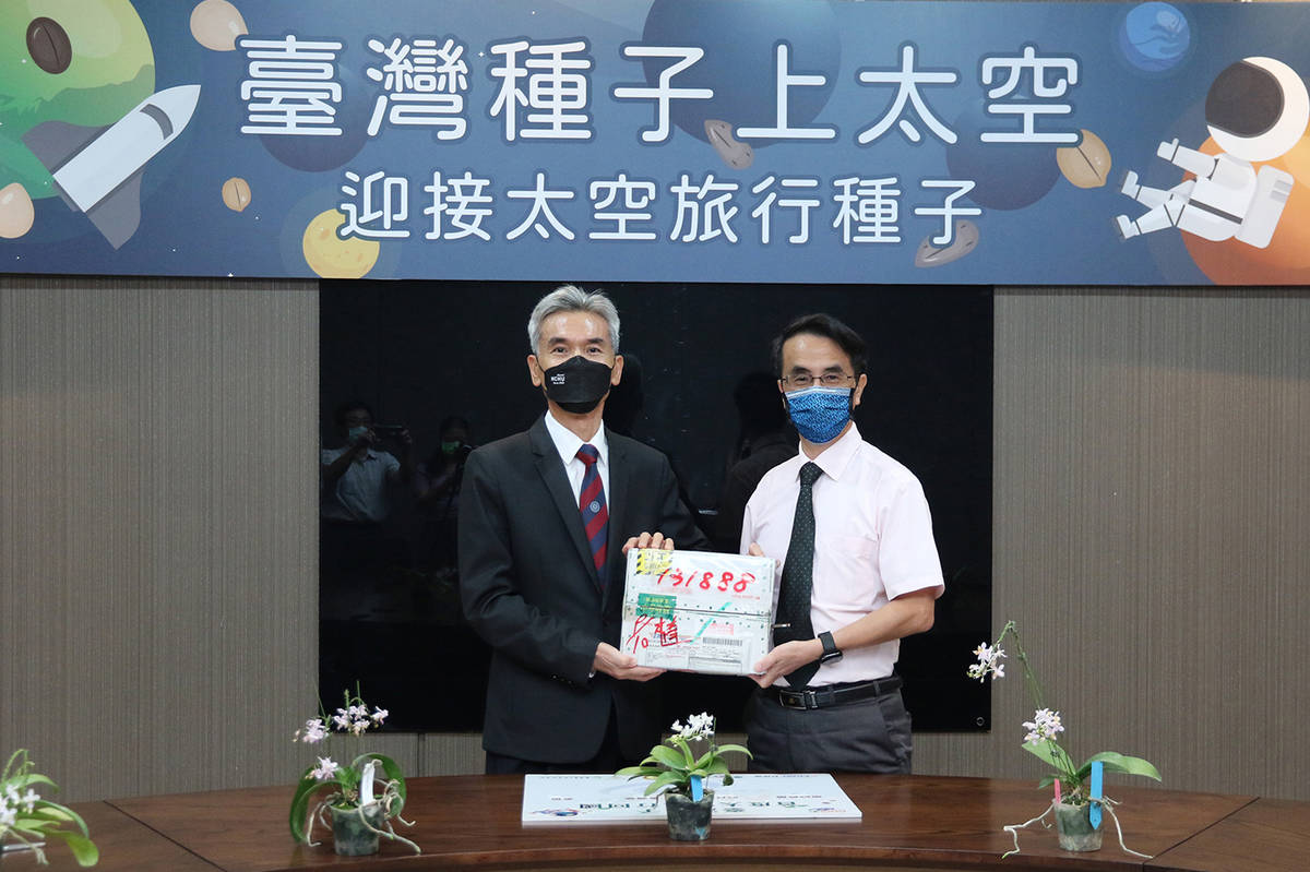 從太空回來的種子，中興大學薛富盛校長（左）與國家實驗研究院國家太空中心吳宗信主任（右）共同開箱