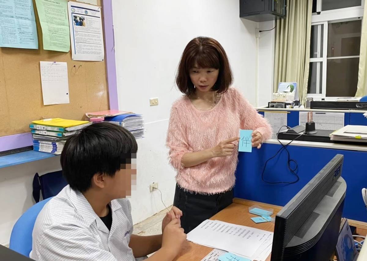 臺東縣海端國中輔導主任黃美玲，獲選教育部110年優良特殊教育人員。