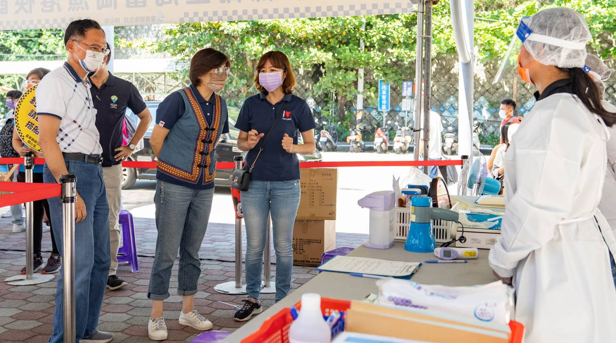 饒慶鈴縣長前往富岡漁港視察快篩狀況，呼籲鄉親及遊客共同落實防疫。