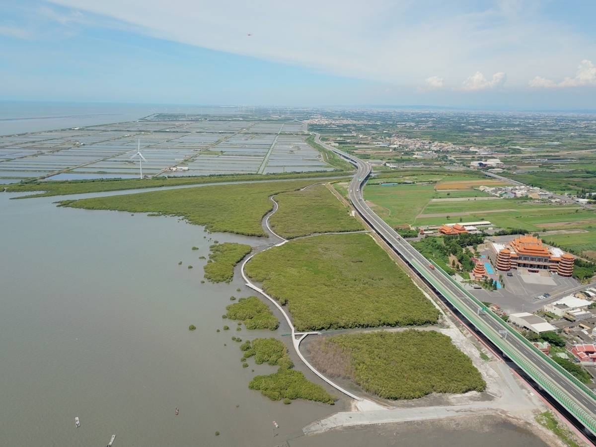 彰化海空步道在中秋連假吸引了大批遊客(圖片來源：彰化縣政府提供)