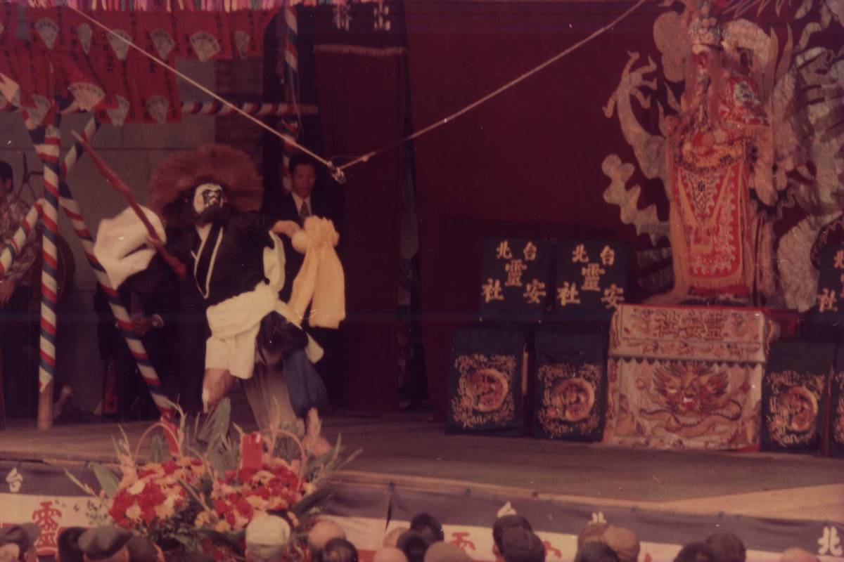 雲門創辦人林懷民於當年演出扮鐵拐李，自創造型