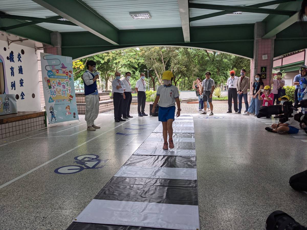 博愛國小學生體驗路口步行計時器