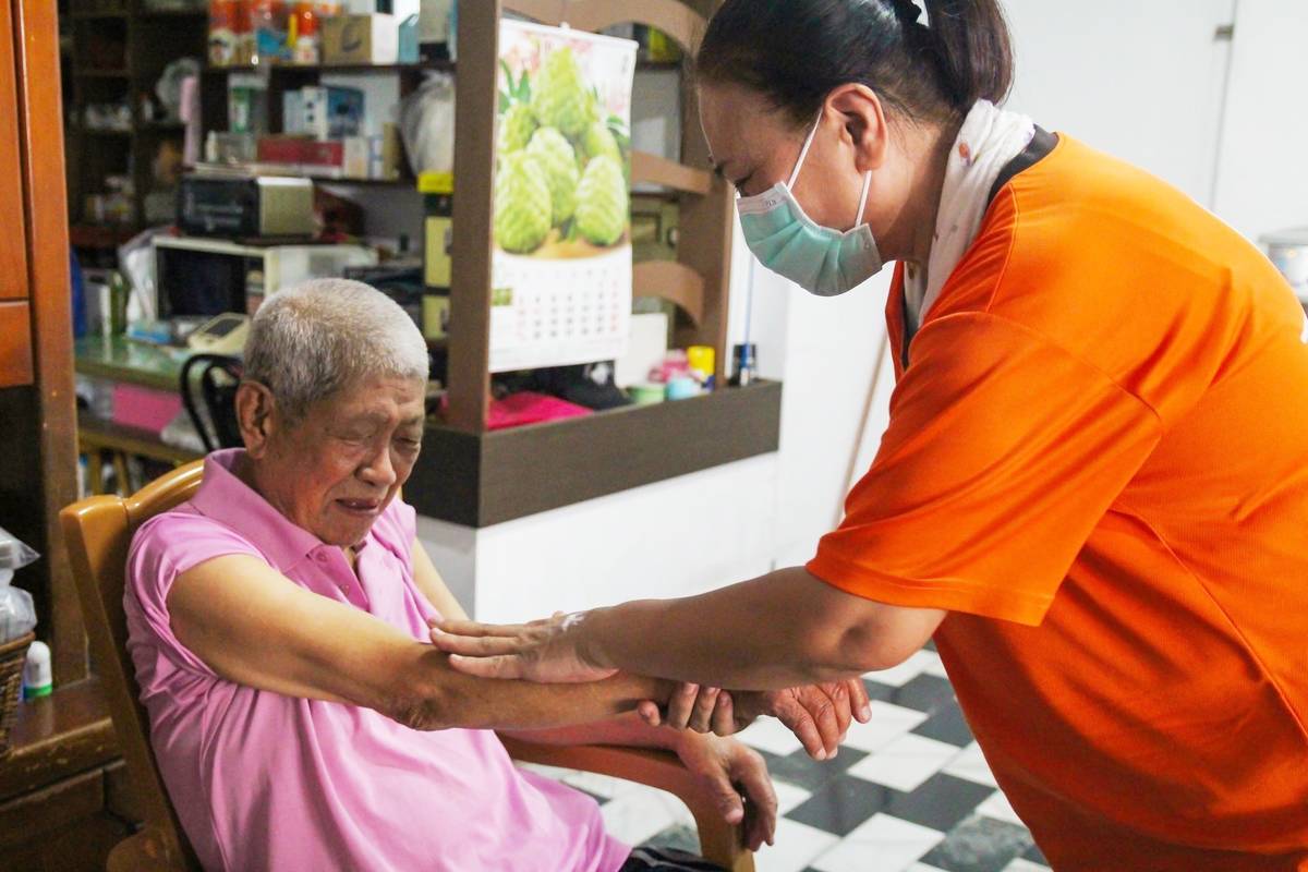 銀髮族隨著年紀增長，皮膚功能退化導致水分散失，時常乾癢，醫師建議掌握「3不1要」原則，幫助改善長輩皮膚乾癢問題。