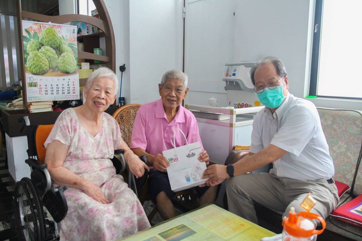 東基公益總執行長呂信雄(右)重陽節前夕致贈敏感肌膚保養組關懷長輩。