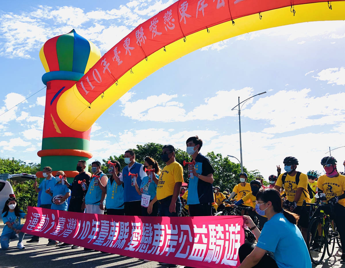 110年臺東縣愛戀東岸公益騎遊活動，在貴賓鳴笛後出發。