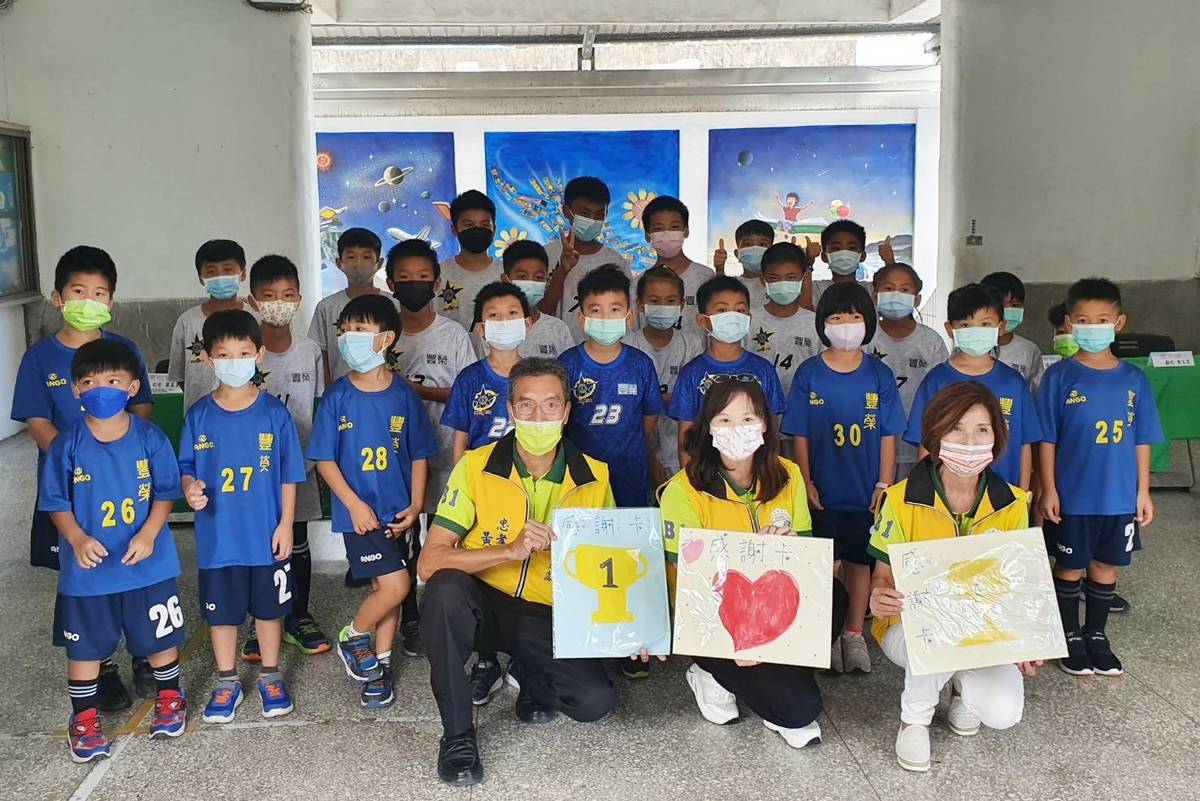 為支持臺東豐榮國小足球社團學生實現足球夢，臺北縣獅子會召獅友捐贈訓練經費及球衣。
