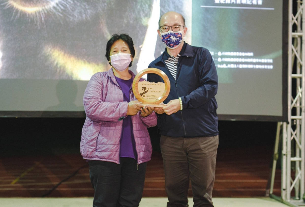 吳昌祐處長代表林管處致贈國產材感謝紀念盃予廣原村余春梅村長