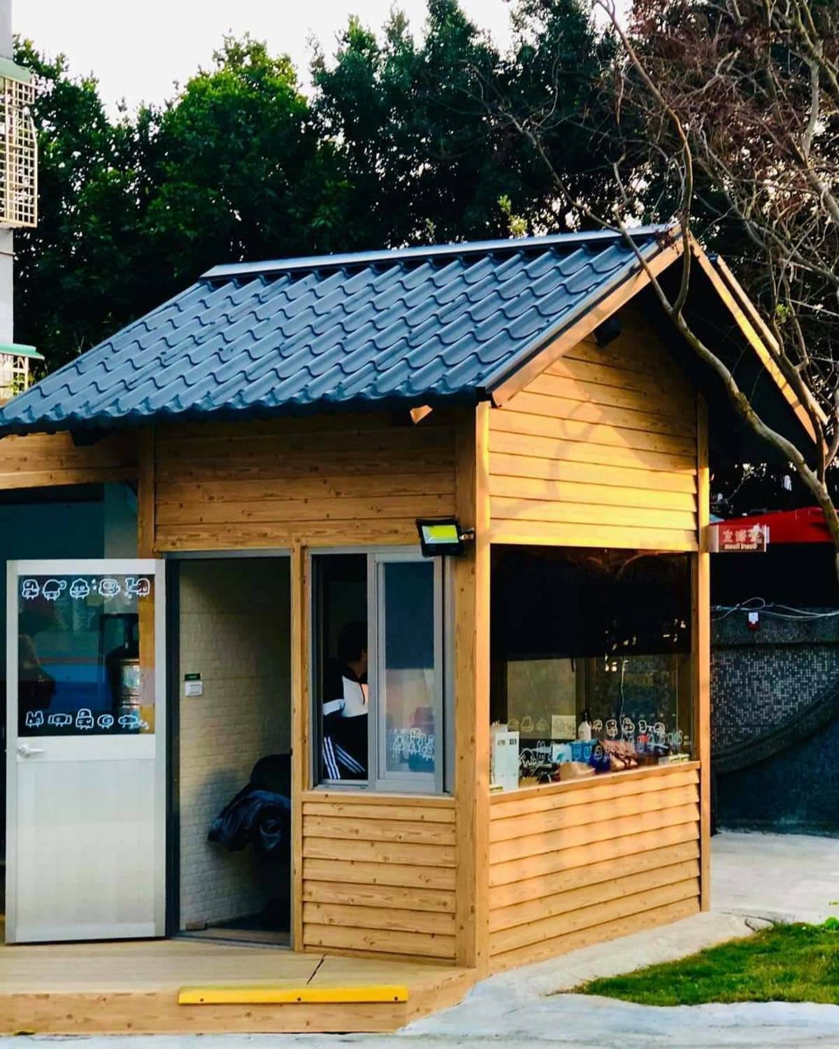 新北市文化國小將警衛室特別設計成循環屋，就算停電也不影響發電