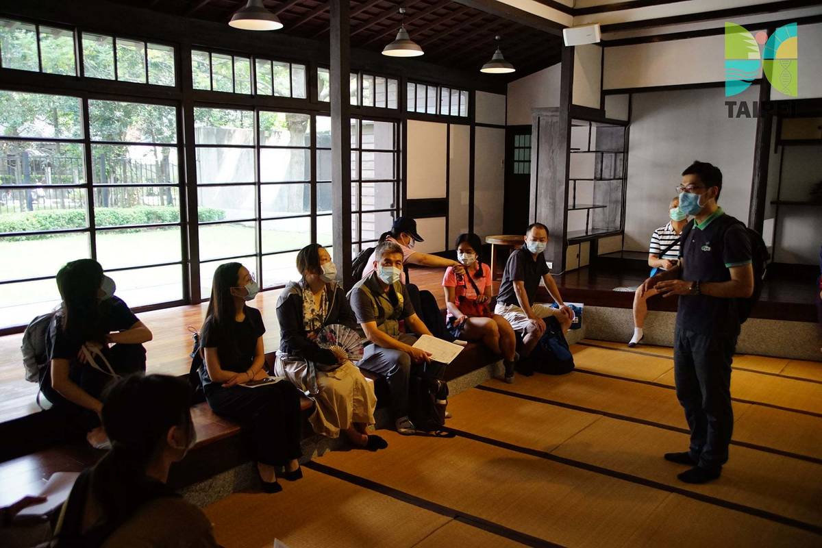 董家興老師帶著北市環教老師在日式宿舍內，分享老建築的故事