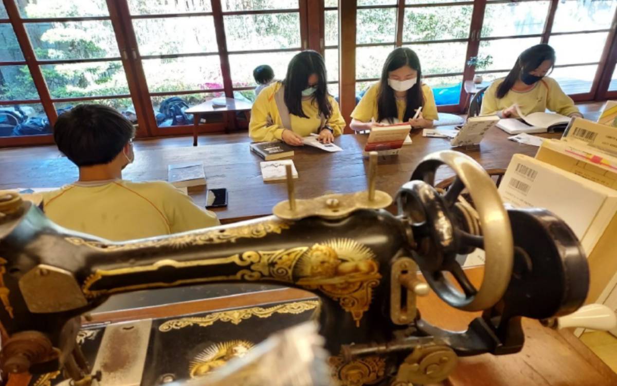 同學們沉浸在文房的慢讀氛圍