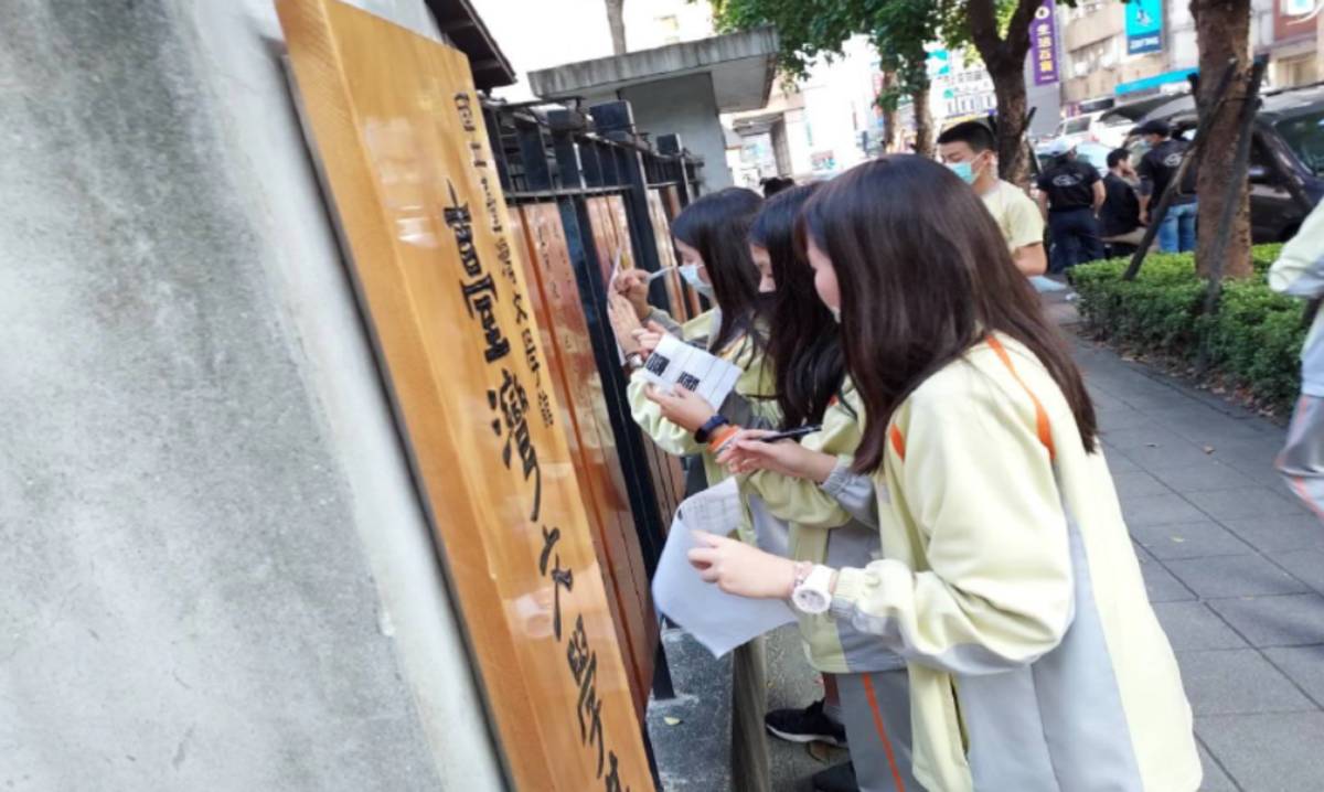 董家興老師設計跨域環教課程，帶領學生走讀齊東街社區