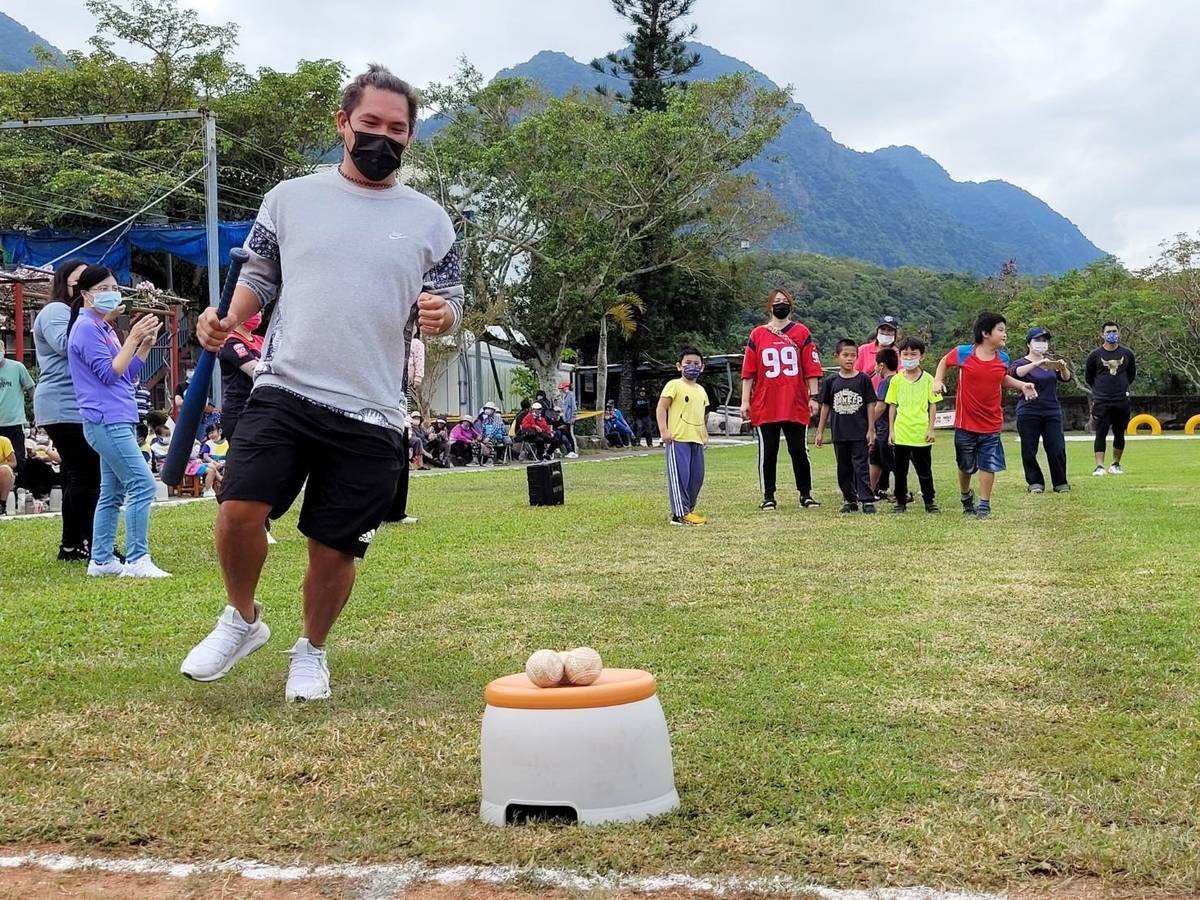 泰源國小今年度親子運動會因疫情縮小規模，設計多項以棒球運動為主題的親子同樂活動。