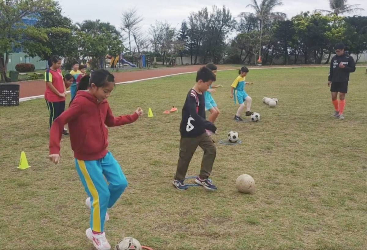 富山國際教育實驗小學人人都是足球隊的一員，每天早晨都能看到孩子在操場上開心踢球。