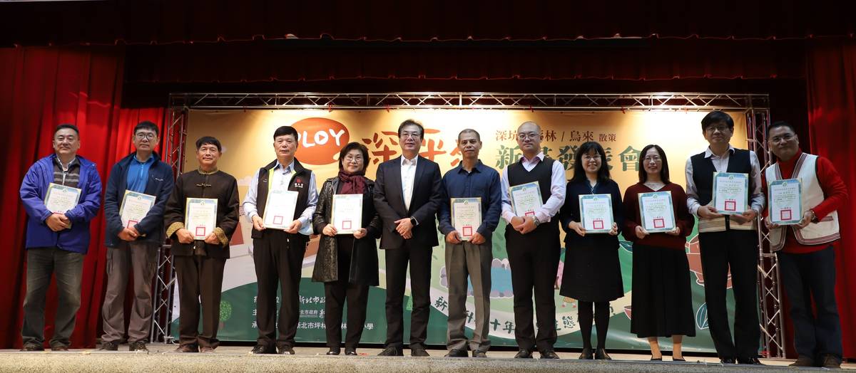劉副市長頒發5位顧問及6所學校編輯代表感謝狀