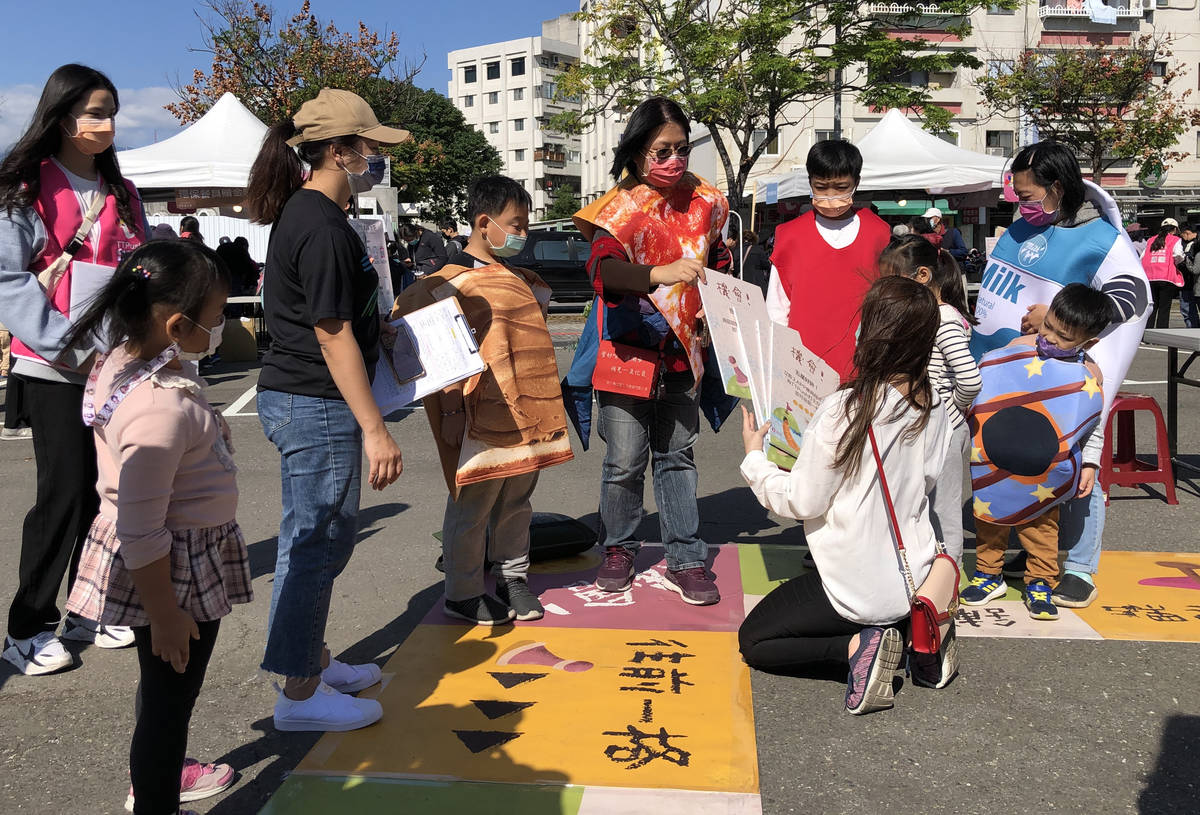 「臺東金幣市集&東岸舖食節」系列活動，設計「大富翁競賽」大型互動遊戲拿金幣單元。