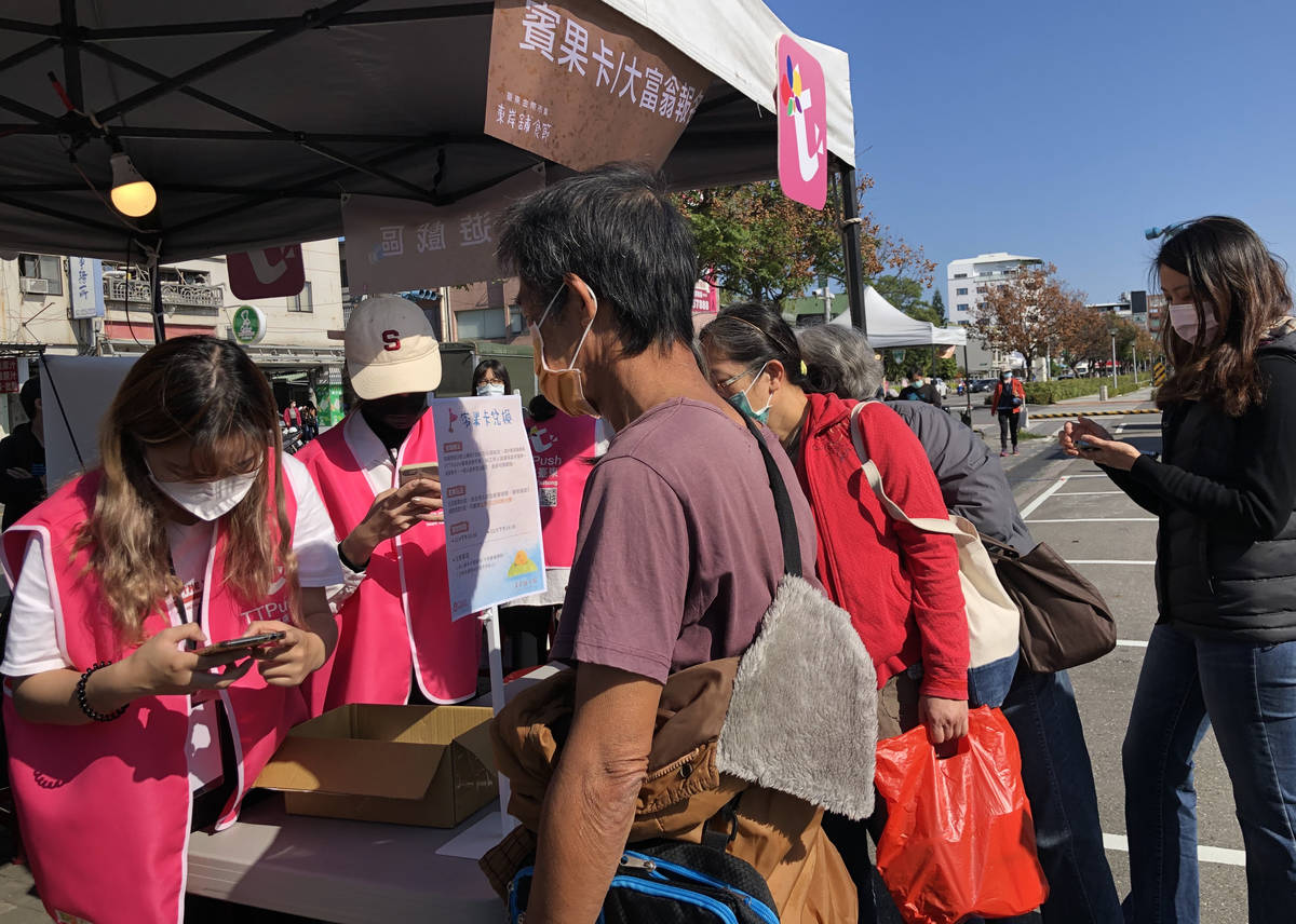 為慶祝臺東金幣推出5週年，臺東縣政府特別企劃系列活動，民眾熱烈參與。