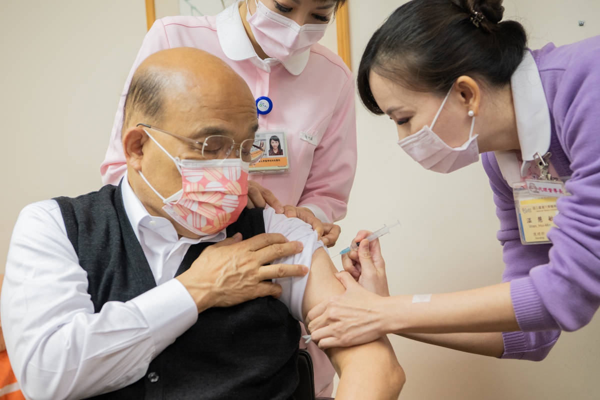 行政院院長蘇貞昌今天(6日)上午接種第二劑AZ疫苗(行政院提供)。