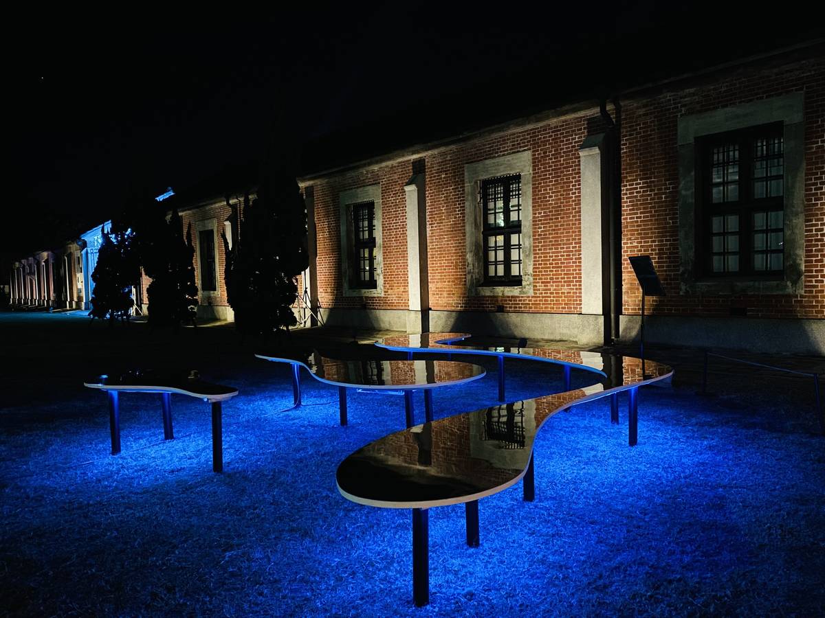 藝術家丁建中《山河水》透過鏡面材質反射天空，白天及夜晚都有不同的觀賞體驗