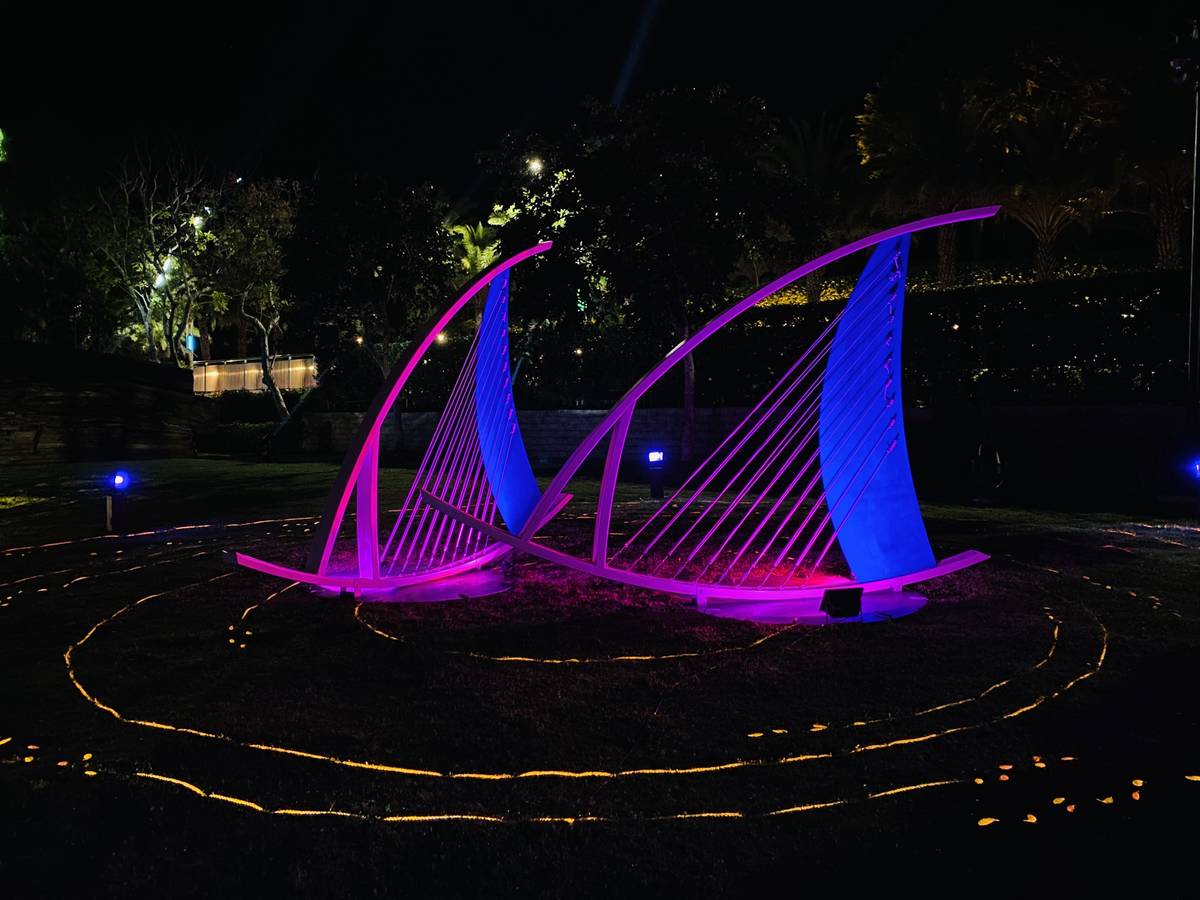 藝術家王俊淵以時間情書為概念創作《聚》，似魚擬船的方式相依偎，象徵擁抱淡水河口