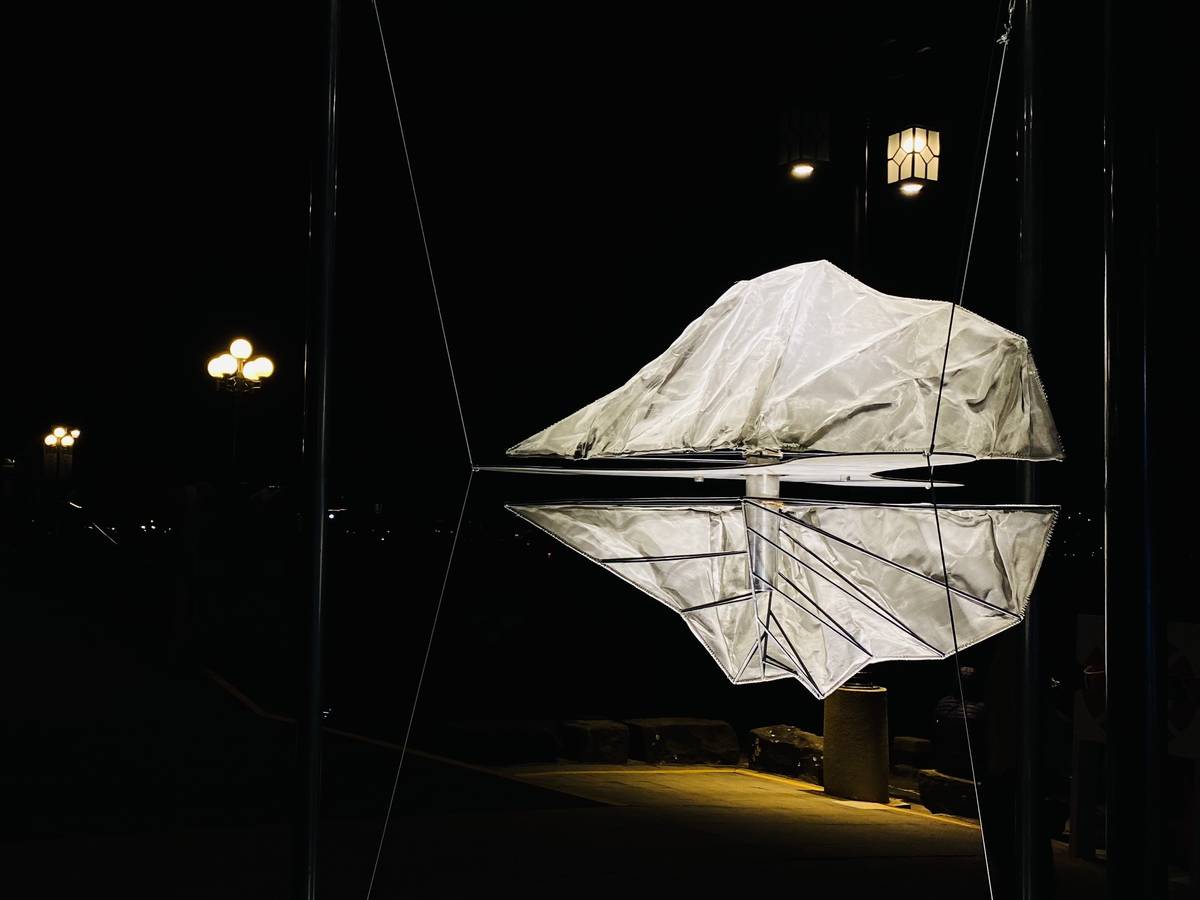 藝術團隊黃樑疑夢俱樂部以《觀／因》思考座落於淡水海關碼頭對岸的觀音山及風的連動