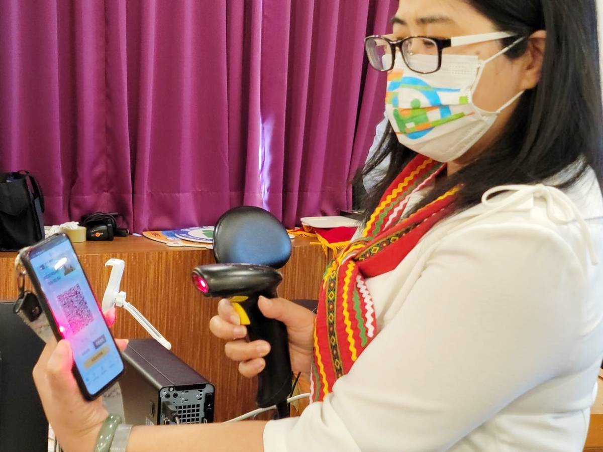 民眾就醫時出示手機「虛擬健保卡QR code」掃描後，醫師就可進入健保醫療資訊雲端查詢系統。