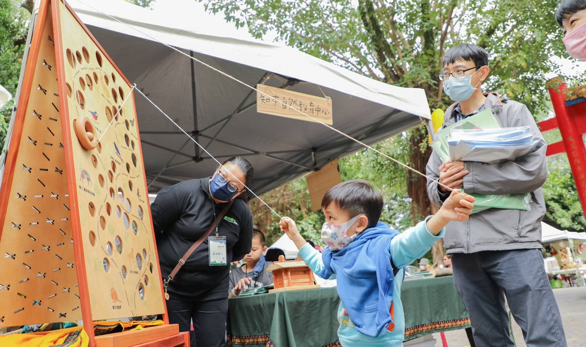「保安林戶外森山派對」系列活動，在臺東市鯉魚山舉辦，許多家長帶著小朋友參與各攤位的遊戲。