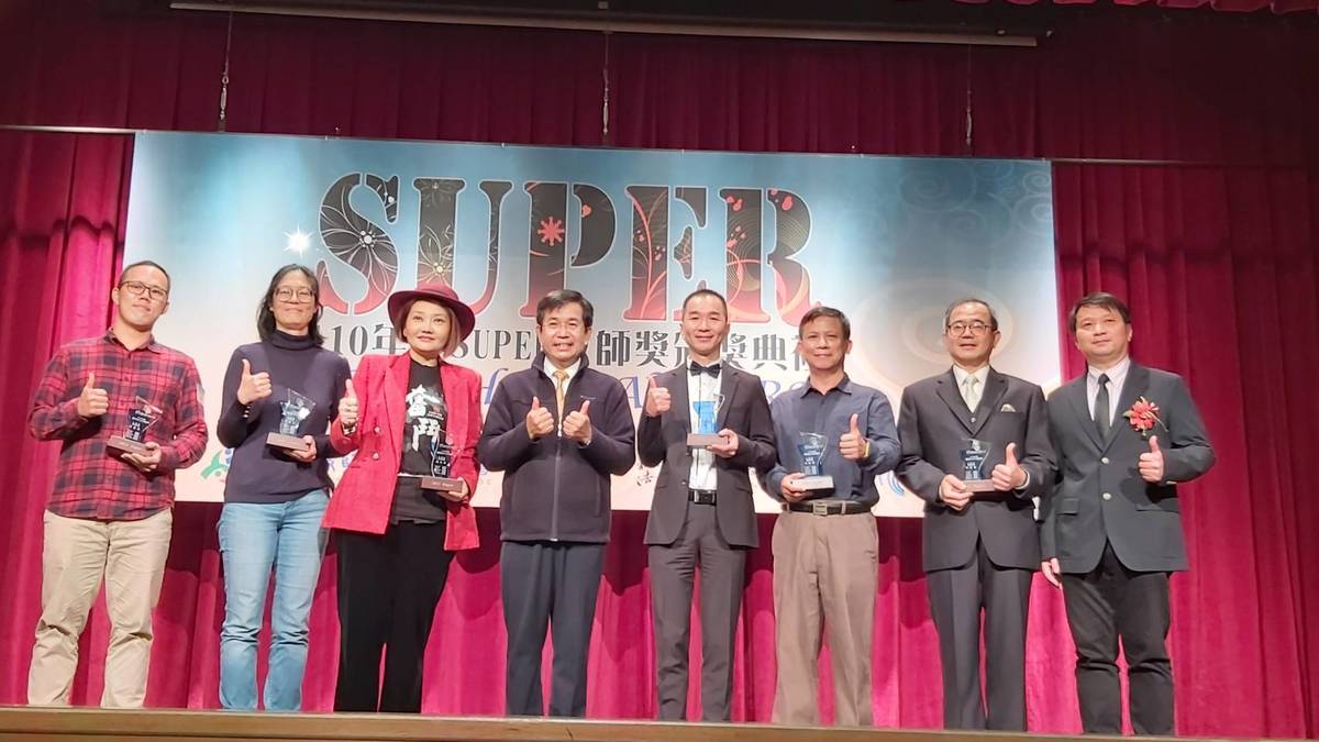 教育部部長潘文忠(左四)出席「110年SUPER教師獎」頒獎典禮，並親自頒獎。