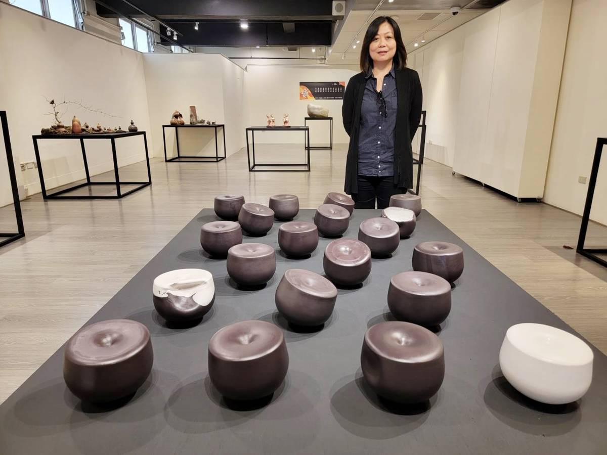 任教於東華大學的王昱心老師，透過陶藝創作「根源 Your Blood？」，闡述她對於血緣脈絡與文化認同的反思。


