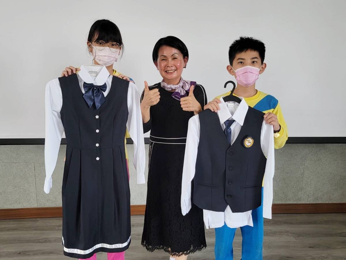 臺東縣豐榮國小合唱團服沿用26年已不敷使用，獲企業送愛捐贈70套全新設計訂製的團服。