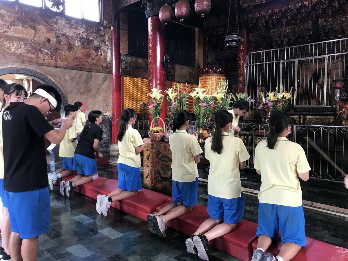 學生體驗抽籤過程。（中山高中提供）