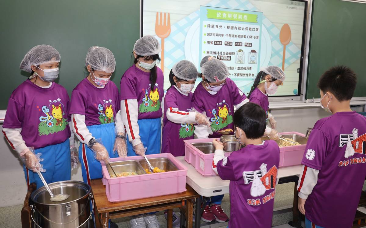 用餐時安排固定打菜人員協助裝盛