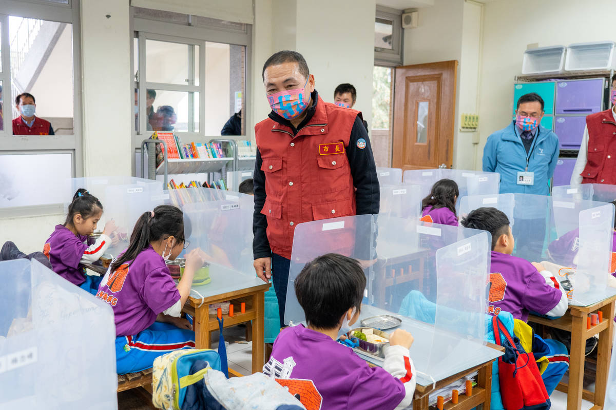 新北市長視察校園用餐使用防疫隔板情況