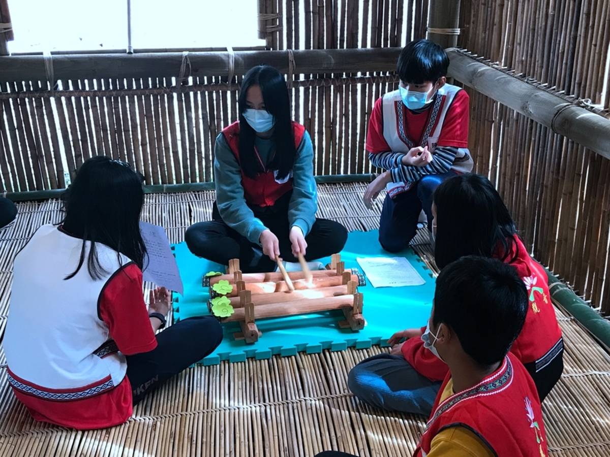 學童敲擊木琴