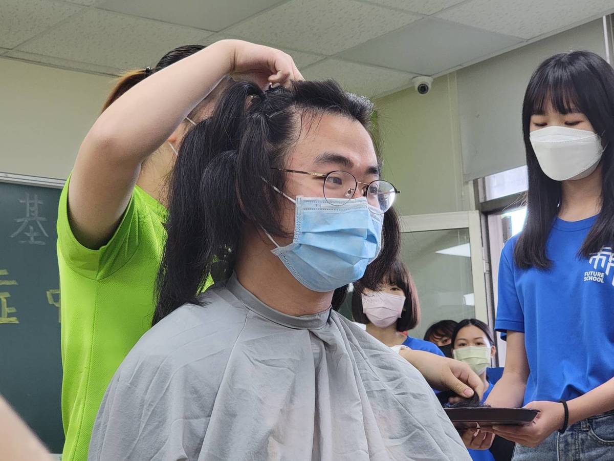 臺東育仁中學師生響應捐髮活動，由導師張家維率先剪去長髮。