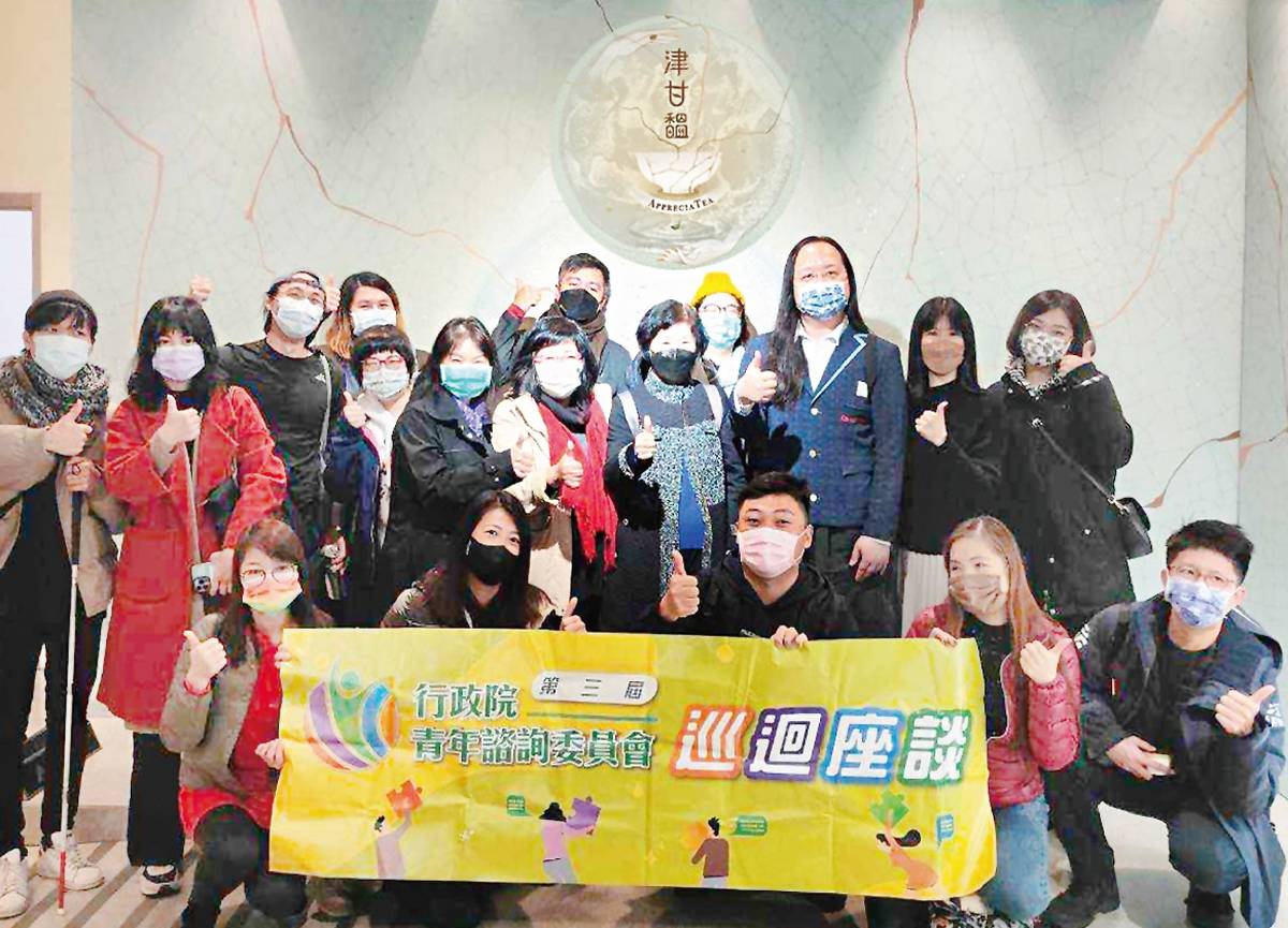 唐鳳率領行政院青年諮詢委員前往參觀坪林茶博館「津甘溫」特展