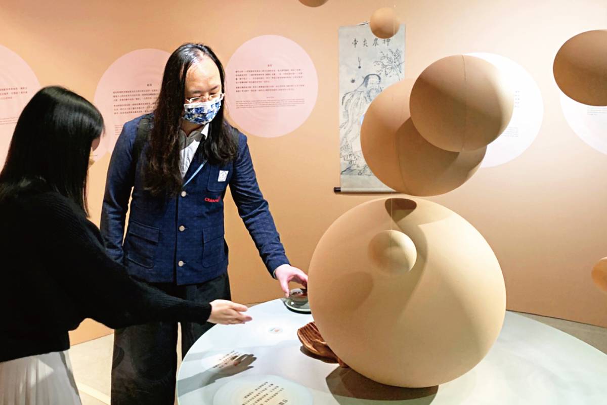 唐鳳親自體驗療癒心靈的「甘馧處方箋」互動遊戲