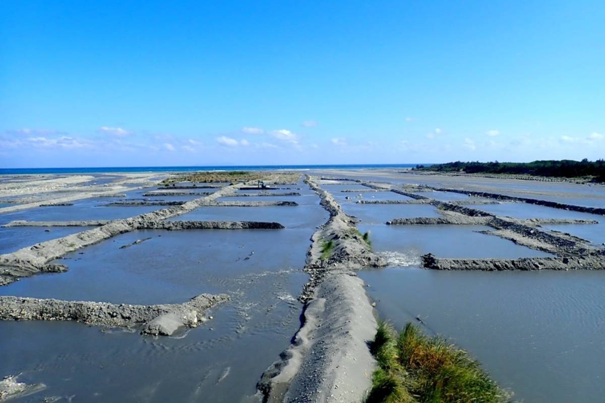 臺東縣政府持續加強維護卑南溪河床水覆蓋，發揮最佳防制揚塵功效。