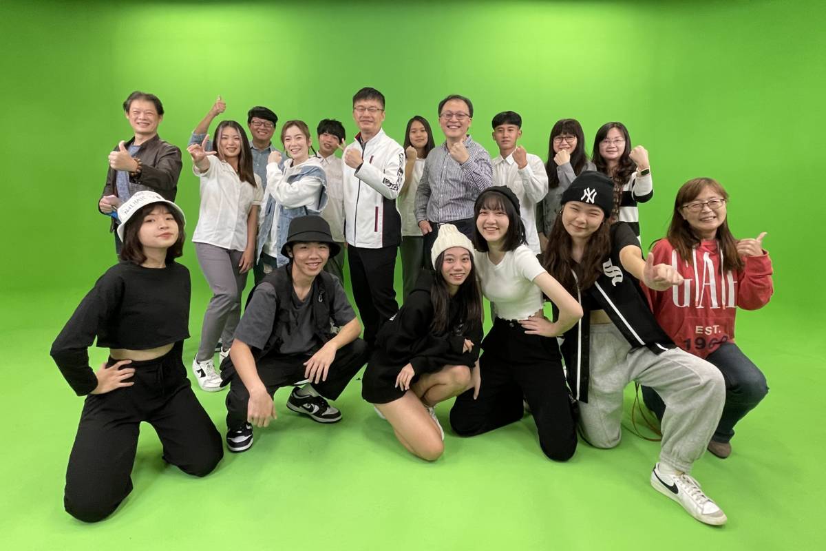 教育局長張明文、百萬人氣鼓手羅小白、彭盛佐校長與參與拍攝學生合照