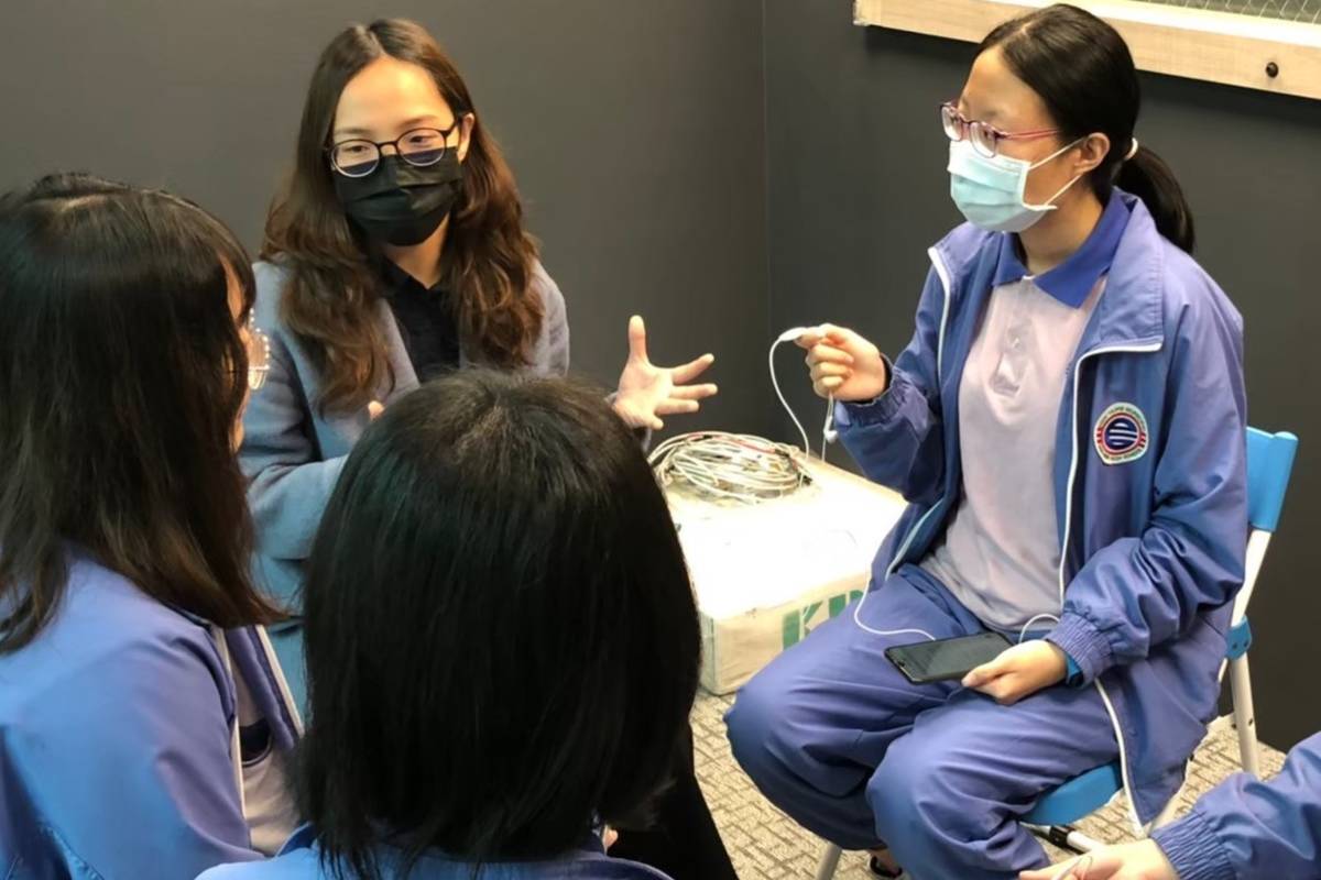 三民高中推動新媒體教育，圖為「蘆洲青創基地」公民記者班學生採訪練習