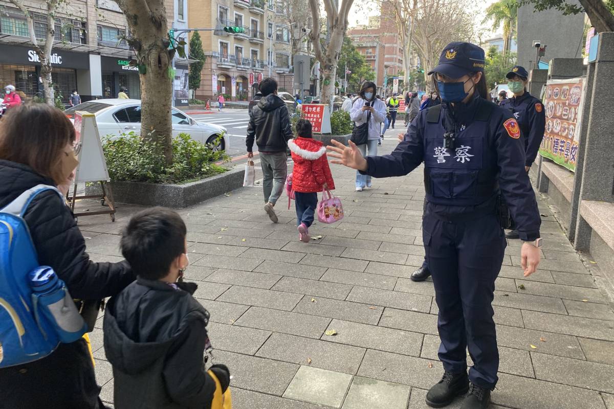 臺北市警察局婦幼警察隊在開學期間強化執行學童安全維護