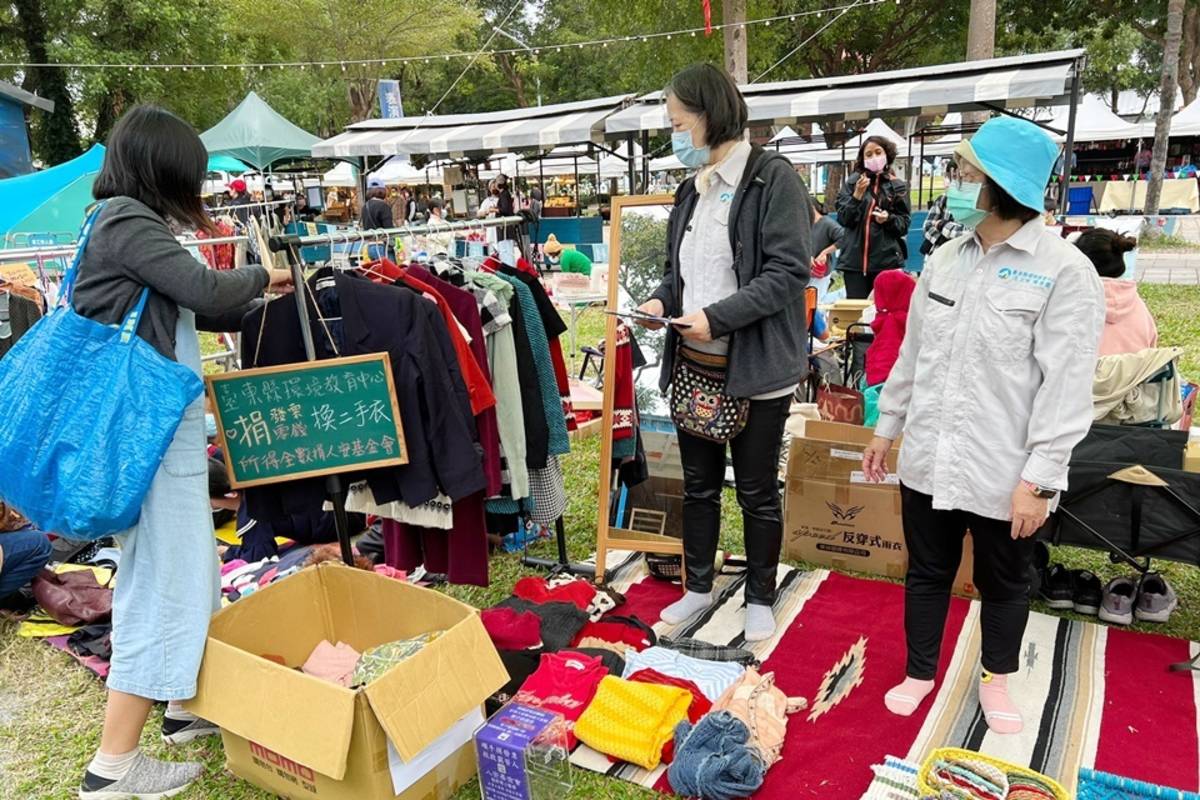 臺東縣環保局2月20日將在鐵花人行步道二手市集設攤，推出二手舊衣公益商店。