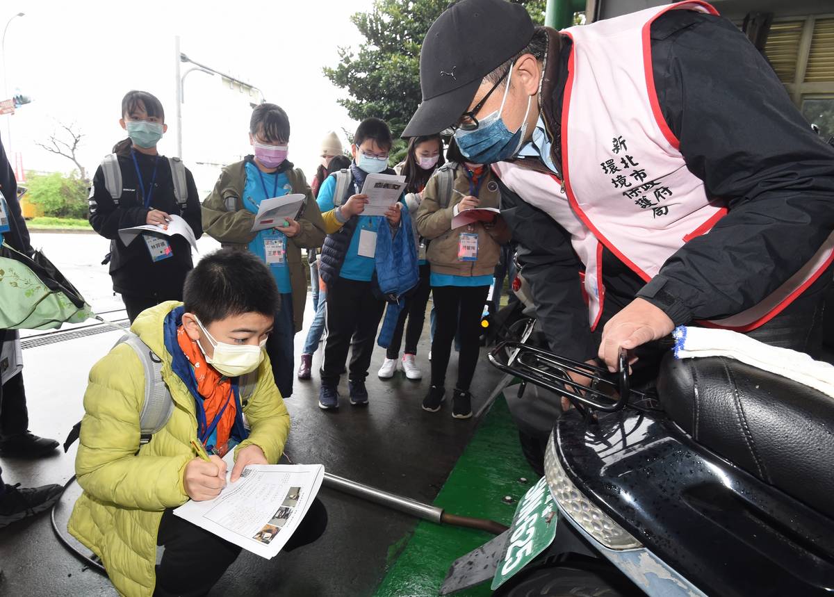 現場演示柴油車輛進行排煙檢測作業及其引擎裝置的展示，讓小局長們了解如何利用儀器檢驗排煙及柴油車所產生的污染