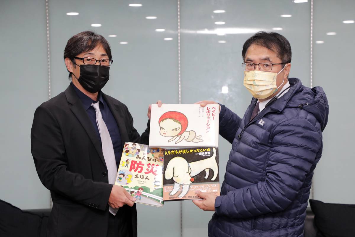台南市日本人協會贈書50本紀念震災互助 ，黃偉哲代表接受