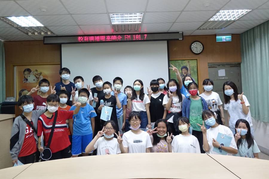 高雄市樂群國小師生與工程組哥哥合照