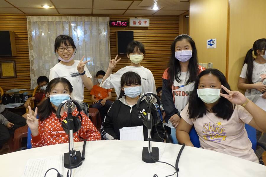 高雄市樂群國小第3組錄音同學在錄音室合照
